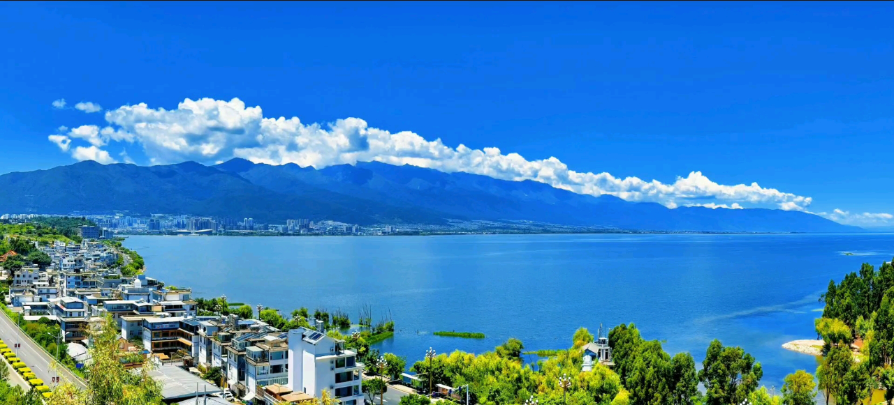 云南省大理州苍山十九峰之巅盘踞卧龙云奇景 巍峨山巅白云连绵壮丽