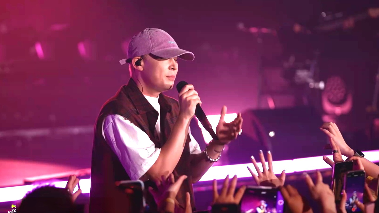 万人现场丨依加与观众互动太投入进唱错拍,现场乐队拼命往回救场