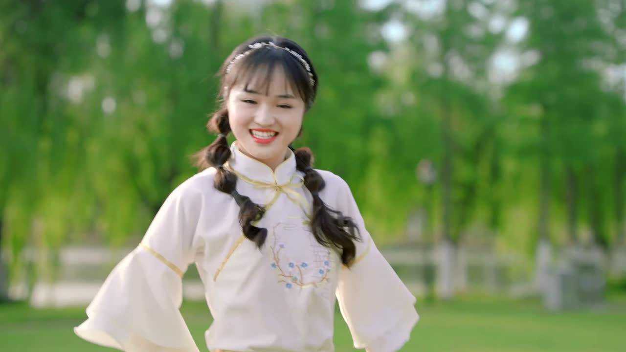 《韶华梦》树屋女孩