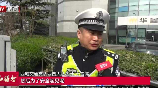 今晨赵登禹路路面下沉渗水 多部门抢险交警全力疏导