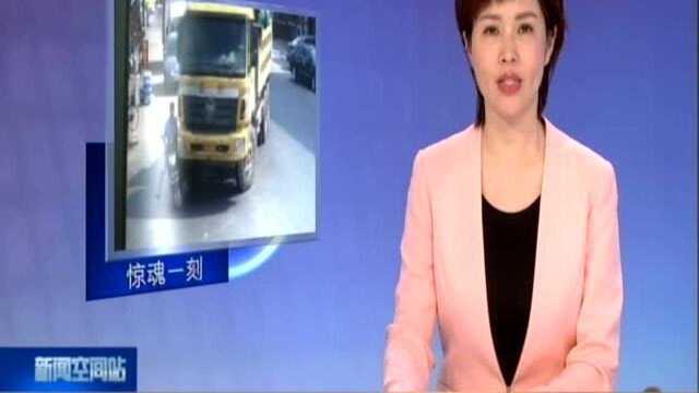 扬州:电动车进“视线盲区” 被卷渣土车车底