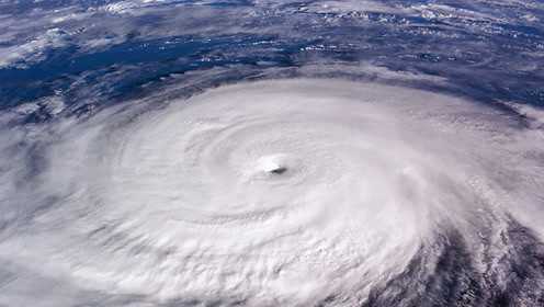 从太空看飓风： “风眼”清晰可见，如巨大漩涡覆盖地球