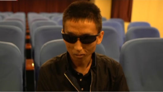 大风刮倒广告牌_路人被砸紧急送医