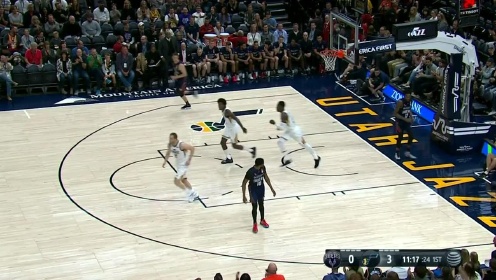 《NBA全场集锦》【扣篮】摩尔传球失误 格林见势抢断反击一条龙送暴扣