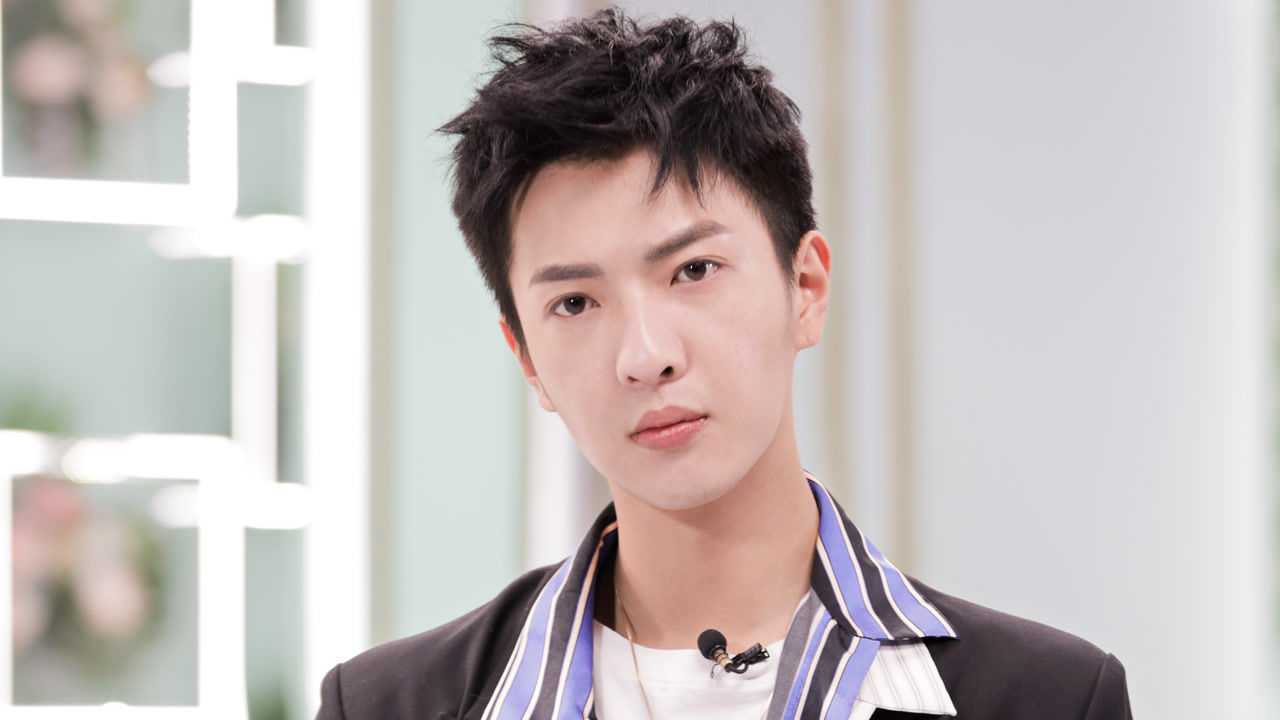 戚薇王菊董岩磊穿磁石拖鞋走秀,痛到变形_综艺_高清1