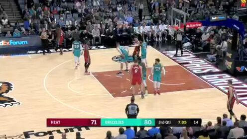 《NBA全场回放》【原声回放】热火vs灰熊第3节 莫兰特无惧对抗拉杆上篮打进