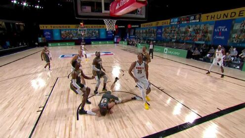 《NBA全场集锦》多齐尔上篮时进攻犯规 撞倒穆斯卡拉致其眉骨受伤被迫离场