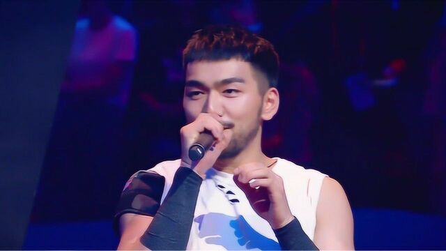 仇奕炜明明才23岁,满脸的络腮胡子看着像中年大叔