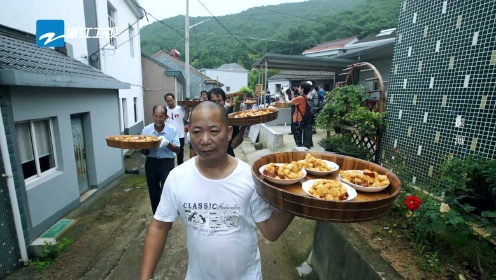 太壕了！围观东海渔民的“千人黄鱼宴”，风雨无阻，热闹非凡