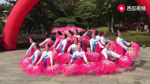 广场舞朝鲜族舞蹈，曲美舞美，服装也漂亮，观众争着上前拍照