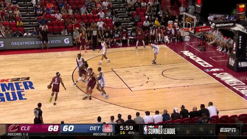 《NBA全场集锦》这波配合真舒服 希拉接球后包围圈拔起双臂暴扣虐筐