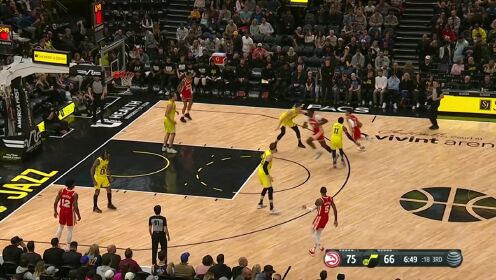《NBA全场集锦》常规操作虽迟但到 杨击地妙传卡佩拉单臂重扣