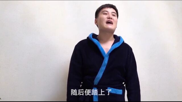 睡衣男子晚上不睡觉,激情演讲打扰舍友