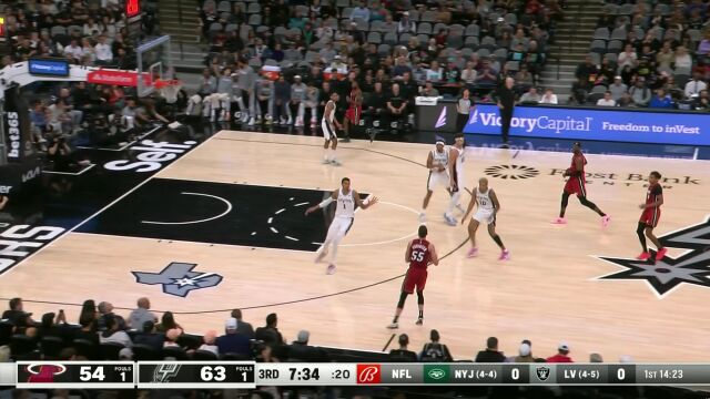 潇洒回马枪！邓肯-罗宾逊灵动假转身骗过文班亚马上篮打进