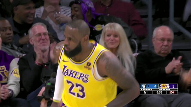 老詹反击一马当先 撞飞欧文完成精彩暴扣