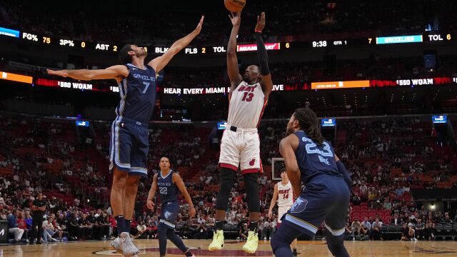 灰熊124-132热火热火6人得分上双逆转战胜灰熊