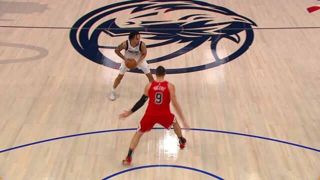 力拔千钧！东契奇阅读防守迅速出球 莱夫利双手重扣轻松终结