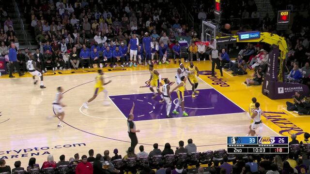 坐镇后场掌控全局 詹姆斯助攻纵贯全场找到里夫斯