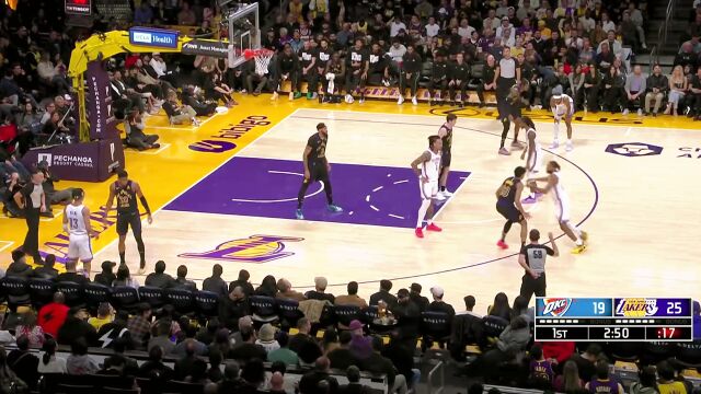 浓眉脚步轻晃抬手中投就有