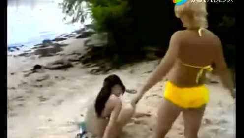 两名外国女子为了争夺一瓶水而发生的沙滩肉搏大战