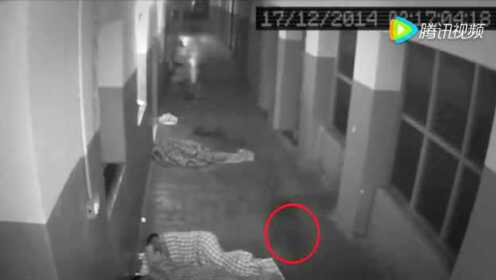 深夜医院走廊病患家属熟睡 摄像头却拍到不寻常一幕
