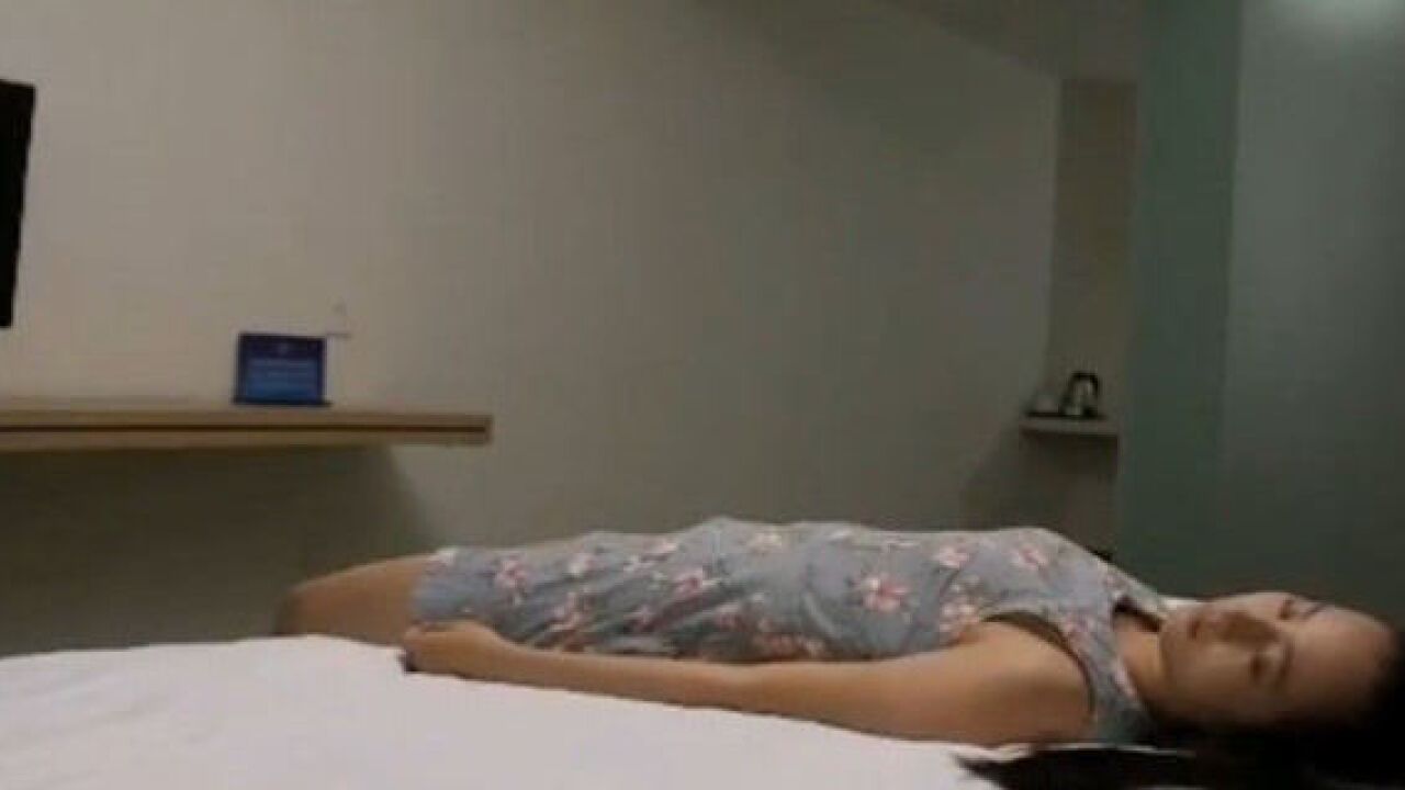 畜生叔叔把侄女骗到酒店，在饮用水里下药欲对侄女下手_高清