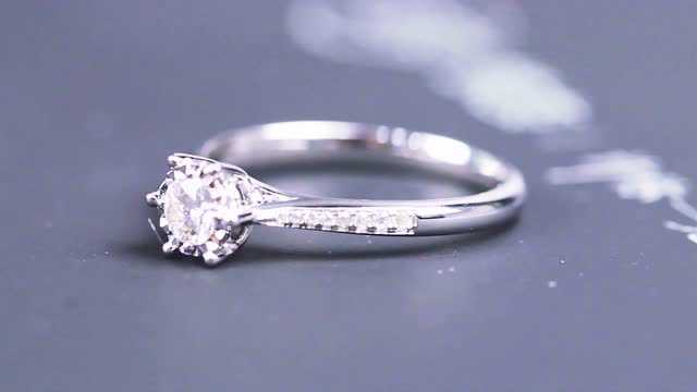 2017年02月24日43次播放炫彩钻饰钻戒2017年02月24日36次播放全城热恋