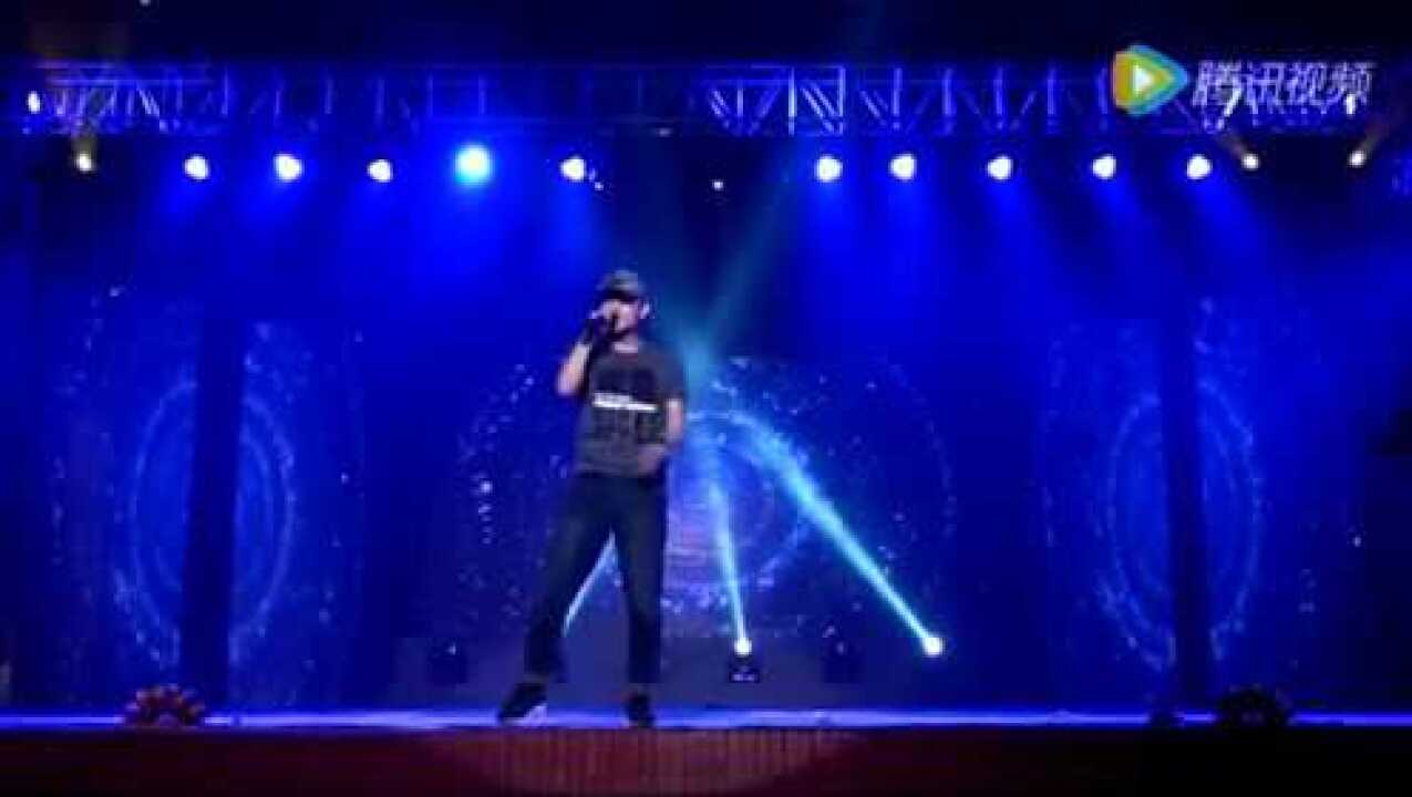 张卫晚会上现场演唱《机器铃砍菜刀》，感动全场_腾讯视频