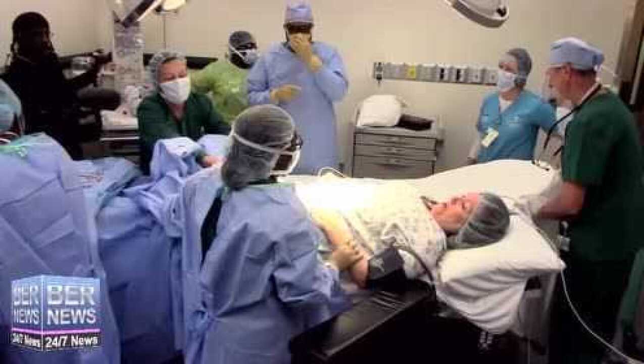 实拍：剖腹产手术全过程，好伟大的妈妈向她们致敬_腾讯视频