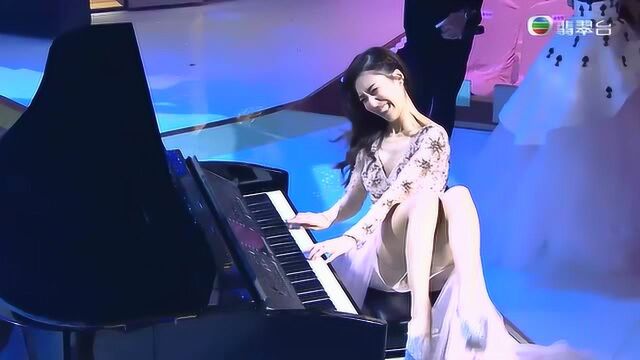 香港tvb艺人李诗韵弹钢琴连美腿都用上,现场大咖都纷纷鼓掌!_腾讯视频
