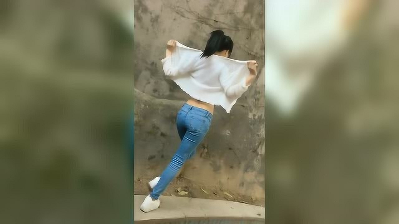 白色紧身衣蓝色牛仔裤美女背影很青春