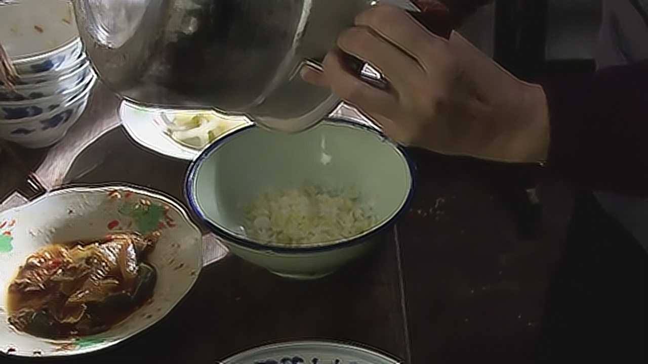 小麦进城婆婆看不起农村媳妇一家人吃完饭拿剩饭菜给儿媳吃