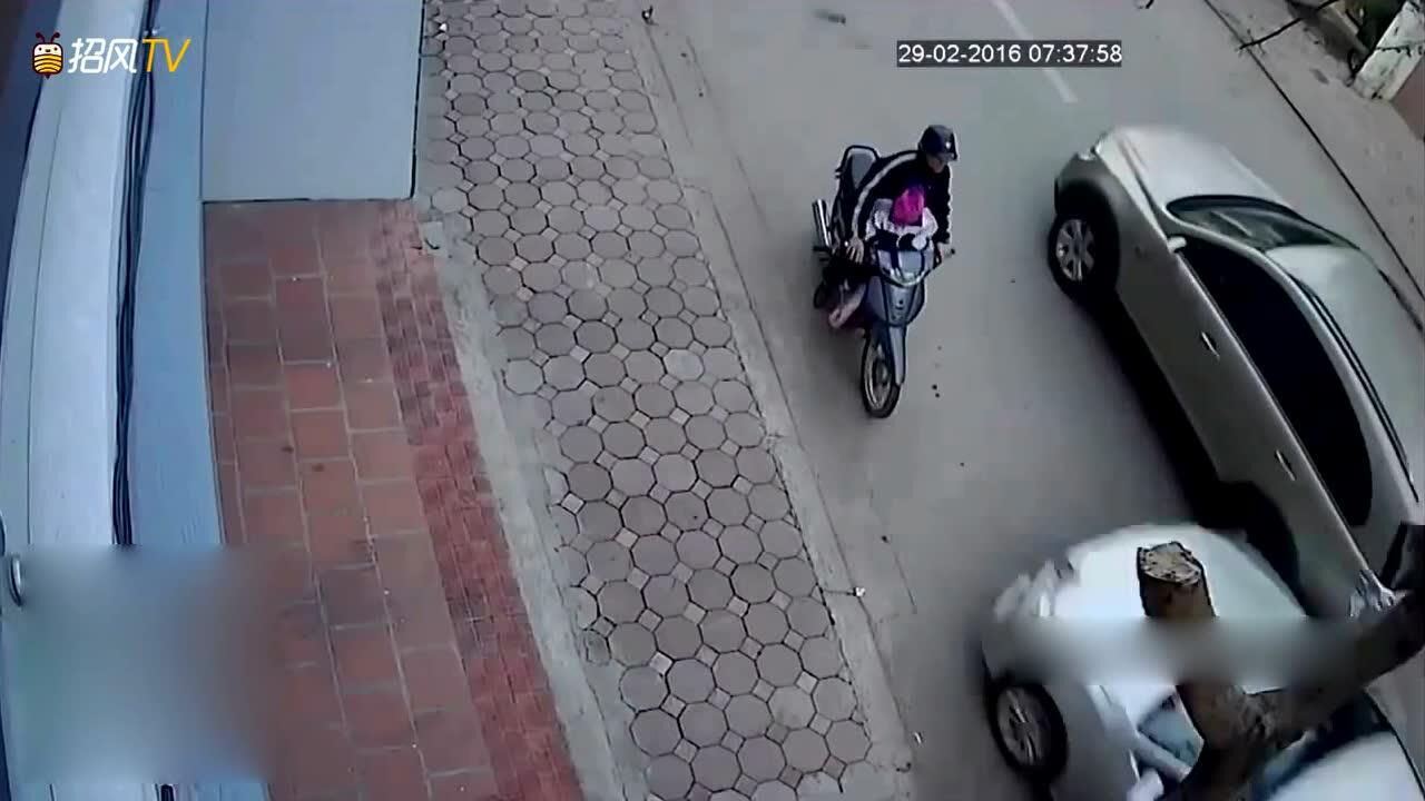 越南女子提着方便袋走回家,监控却拍下心寒一幕!