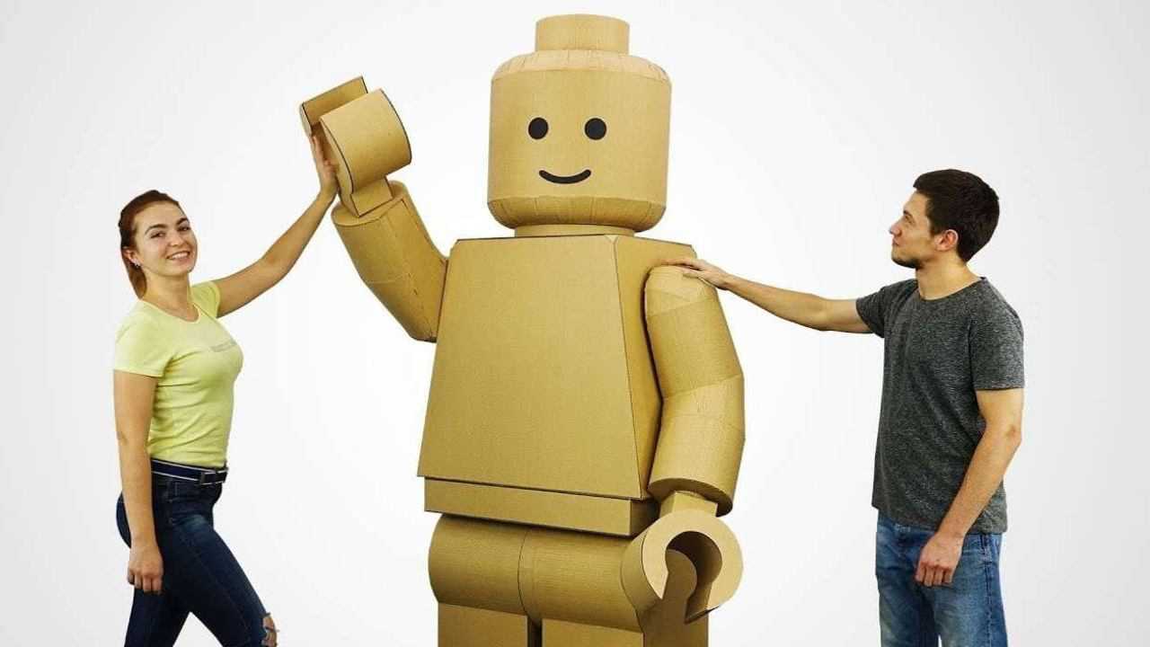 教你如何用硬纸板做一个巨大的乐高人偶!