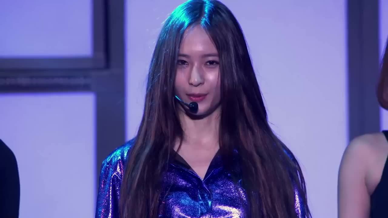 宋茜郑秀晶美女组合fx日本一巡首场演唱会