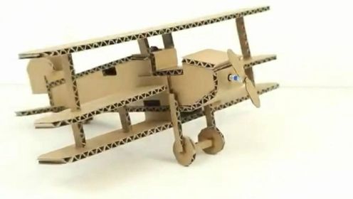 用纸壳制作的老式飞机，动手能力强真好，什么都能做！