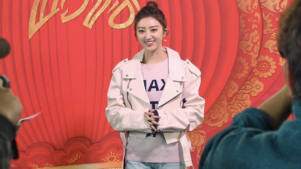 景甜现身央视春晚联排 造型青春靓丽