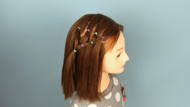 短发小女孩也适合的半扎发型 儿童发型扎法步骤