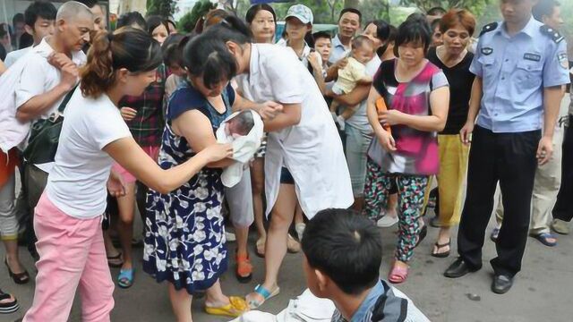 最牛孕妇竟然在大街上站着生孩子现在都流行大街生娃吗