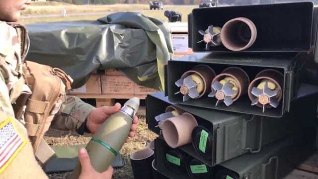 美军m252式81毫米迫击炮实弹射击演习炮弹随意挥霍一点也不心疼