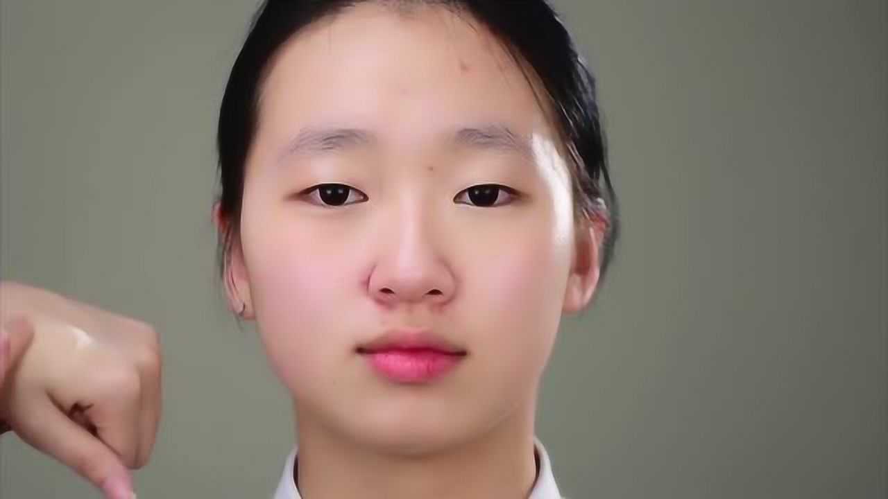 韩国少女脸圆又单眼皮,简单化个妆后,一秒变校花