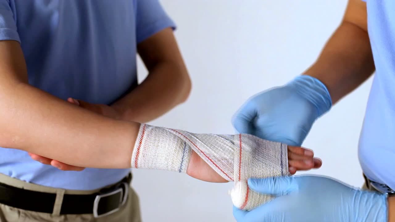 绷带8字包扎法_腾讯视频