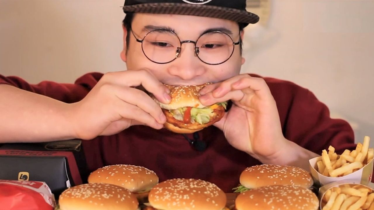 大胃王吃大汉堡,几大口一个,太过瘾了!_腾讯视频