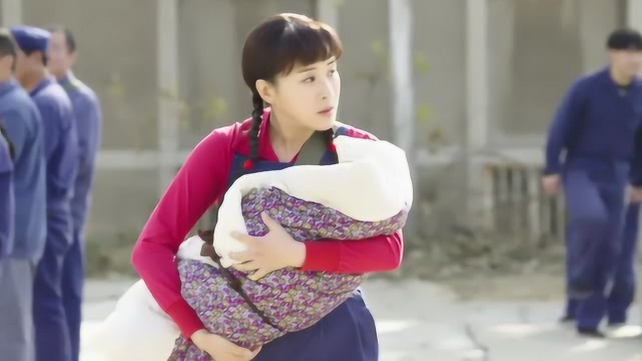 养母的花样年华林秋雯有些为难毕竟她还是个未婚的女孩子