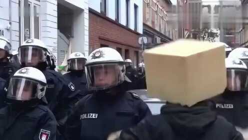 实拍德国防暴警察与民众的亲密互动 ​