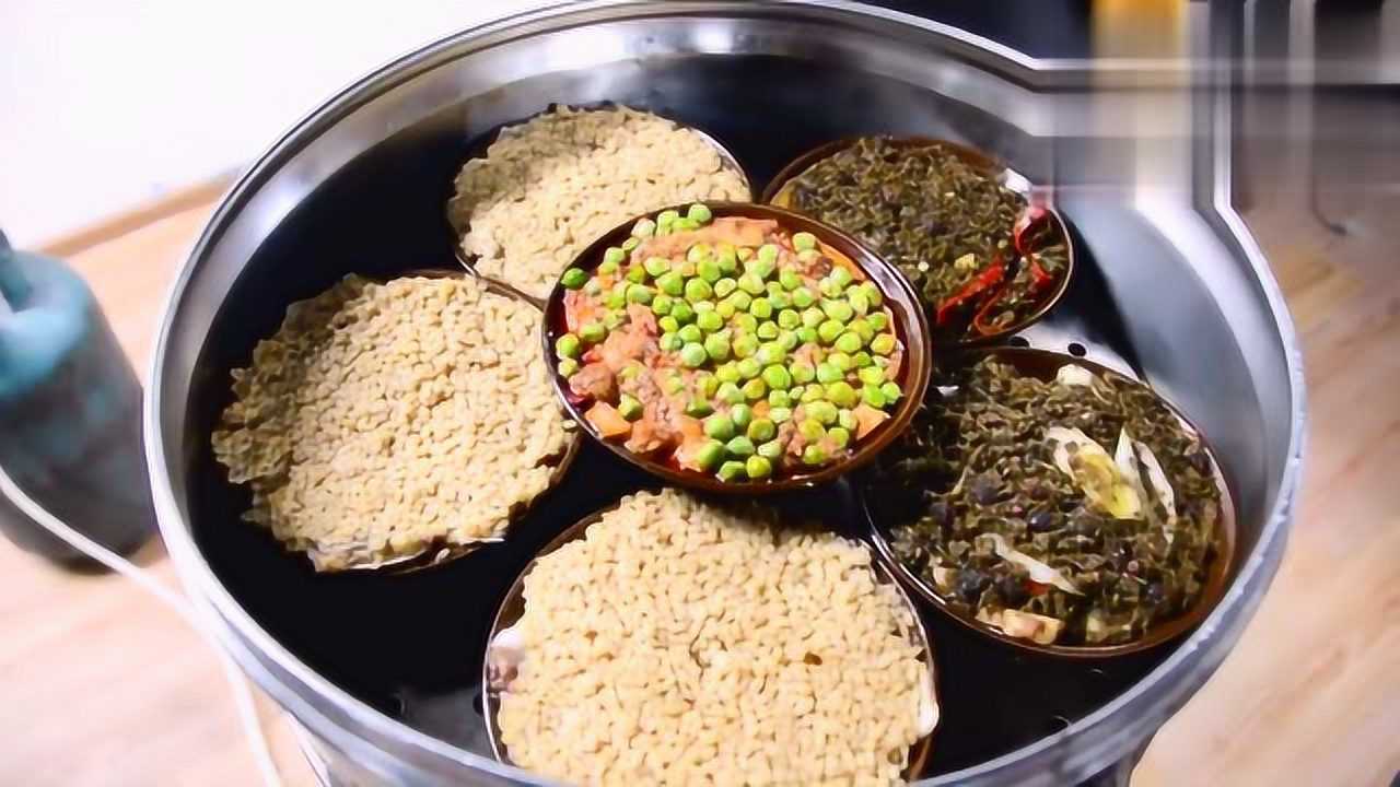 办公室小野电脑桌上做宴席传统菜三蒸九扣年味十足