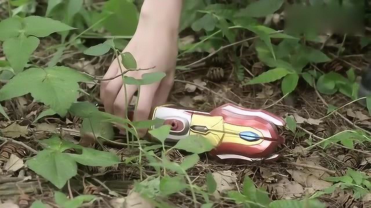 维克特利被打败后人间体被怪兽捏在手里连变身器都丢了