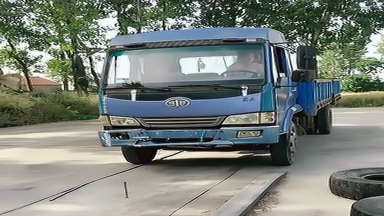 美女b2科目二考试顺利通过单边桥测试给她100个赞