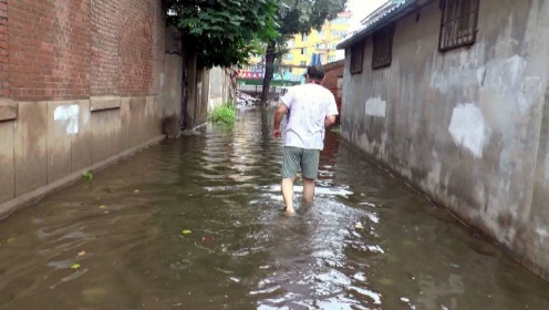 济南：疑修地铁下水道被堵 暴雨来袭居民区成水上人家