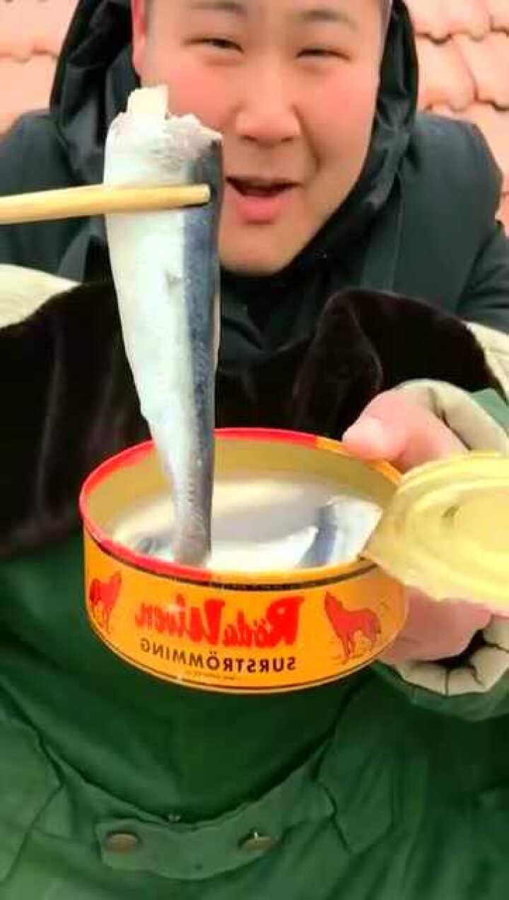 大哥大口吃鲱鱼罐头一口咬下去尬了差点没把晚饭吐出来